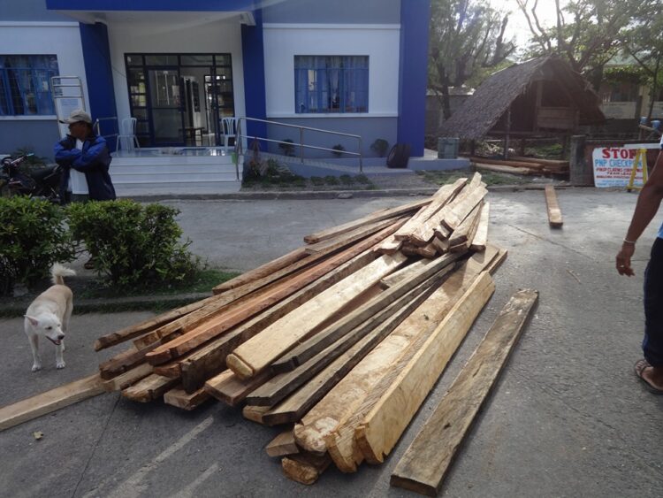 Mga inabandonang illegal na troso ng kahoy, nasabat ng DENR at PNP sa San Fernando, Romblon