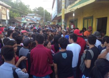 Pila ng mga pasaherong paluwas ng Batangas sa Poctoy Port, mala-blockbuster