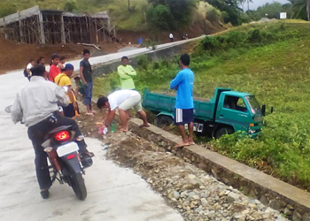 Truck sumimplang, driver at pahinante ligtas