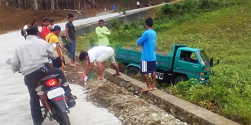 Truck sumimplang, driver at pahinante ligtas