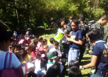 Mga bata sa Talamban ES sa Santa Maria, binigyan ng tsenelas, papel at grocery ng The 351st Naval Reserve Command