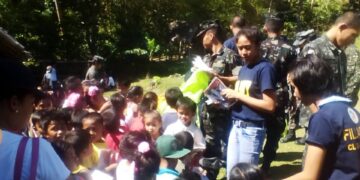 Mga bata sa Talamban ES sa Santa Maria, binigyan ng tsenelas, papel at grocery ng The 351st Naval Reserve Command