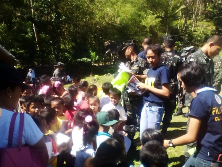 Mga bata sa Talamban ES sa Santa Maria, binigyan ng tsenelas, papel at grocery ng The 351st Naval Reserve Command
