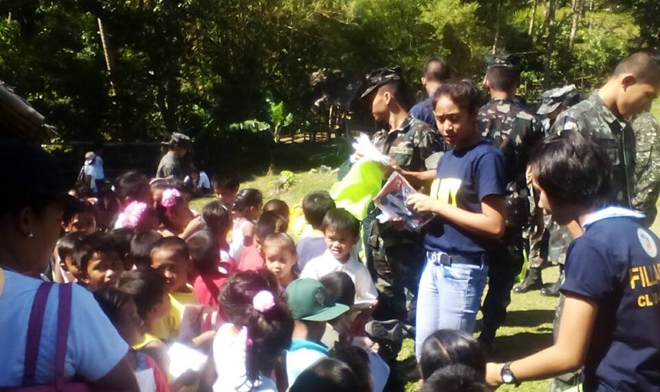 Mga bata sa Talamban ES sa Santa Maria, binigyan ng tsenelas, papel at grocery ng The 351st Naval Reserve Command