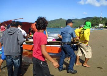 Gurong inatake ng stroke sa Banton Island, tinulungang ibiyahe ng Calatrava PNP patungo sa Hospital