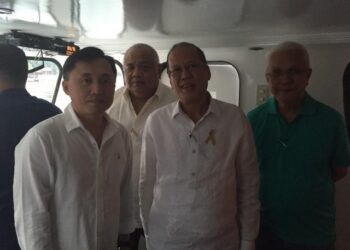 President Benigno Aquino III toured incoming President Rodrigo Duterte's transition team inside Malacanang palace, and showed them the Rizal Hall where the inauguration will take place. Photos c/o Christopher "Bong" Go - See more at: http://www.gmanetwork.com/news/story/570258/news/nation/pnoy-talks-with-duterte-on-phone-tours-incoming-palace-execs-in-malacanang#sthash.T9cTGgzu.dpuf