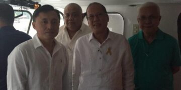 President Benigno Aquino III toured incoming President Rodrigo Duterte's transition team inside Malacanang palace, and showed them the Rizal Hall where the inauguration will take place. Photos c/o Christopher "Bong" Go - See more at: http://www.gmanetwork.com/news/story/570258/news/nation/pnoy-talks-with-duterte-on-phone-tours-incoming-palace-execs-in-malacanang#sthash.T9cTGgzu.dpuf