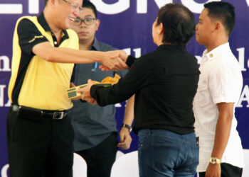 President Benigno S. Aquino III (left) receives a copy of the "Ulat ng TESDA Kina Juan at Juana" from Technical Education and Skills Development Authority (TESDA) Director General Irene Isaac at the TESDA Complex in Taguig City on Tuesday (June 14, 2016). (PNA photo by Joey O. Razon)