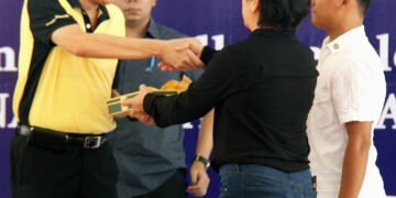 President Benigno S. Aquino III (left) receives a copy of the "Ulat ng TESDA Kina Juan at Juana" from Technical Education and Skills Development Authority (TESDA) Director General Irene Isaac at the TESDA Complex in Taguig City on Tuesday (June 14, 2016). (PNA photo by Joey O. Razon)