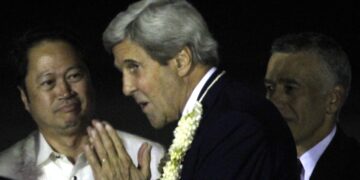 U.S. Secretary of State John F. Kerry (center) is welcomed by Department of Foreign Affairs (DFA) Assistant Secretary and Chief of Protocol Jerril Santos (left) and U.S. Ambassador to the Philippines Philip Golberg (right) upon the former's arrival at 8:45 p.m. Tuesday (July 26, 2016) at the Ninoy Aquino International Airport (NAIA) for a meeting with President Rodrigo R. Duterte. (PNA photo by Avito C. Dalan)
