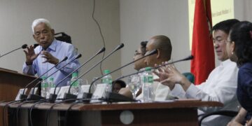 Former Senate President Aquilino "Nene" Pimentel Jr. (left), speaking at the "Federalizing the Philippines" forum on Thursday (Aug. 4, 2016) at the Senate Building in Pasay City, discusses the powers that will be retained in the Federal Central Government like national defense and security by the Armed Forces of the Republic; national law enforcement against crime by the National Police; and one monetary system. Also in photo is Senate President Aquilino "Koko" Pimentel III (2nd from right). (PNA photos by Avito C. Dalan)
