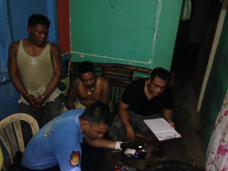 Dalawang lalaki, arestado matapos maaktuhan di umanong nagda-drug session sa Odiongan