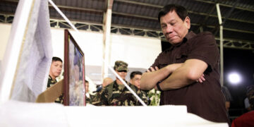 President Rodrigo R. Duterte views the remains of one of the four soldiers killed in an encounter on Aug. 5, 2016 against the New People’s Army in Compostela Valley. (Photo by Kiwi Bulaclac/PPD/PNA)