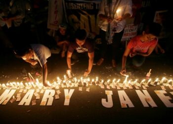 Photo from PhilStar - http://www.philstar.com | Protesters light candles as they continue their vigil for a second day to plead the Indonesian Government to stop the execution of convicted Filipino drug trafficker Mary Jane Veloso, outside the Indonesian Embassy in the financial district of Makati city east of Manila, Philippines, Monday, April 27, 2015. Veloso was convicted for drug trafficking in Indonesia and is sentenced to be executed "within 72 hours" after her appeal was rejected by the Indonesian Supreme Court March 26. AP/Bullit Marquez