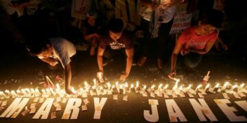 Photo from PhilStar - http://www.philstar.com | Protesters light candles as they continue their vigil for a second day to plead the Indonesian Government to stop the execution of convicted Filipino drug trafficker Mary Jane Veloso, outside the Indonesian Embassy in the financial district of Makati city east of Manila, Philippines, Monday, April 27, 2015. Veloso was convicted for drug trafficking in Indonesia and is sentenced to be executed "within 72 hours" after her appeal was rejected by the Indonesian Supreme Court March 26. AP/Bullit Marquez