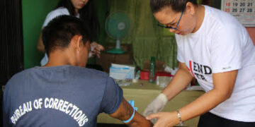 A DOH-MIMAROPA nurse extracts blood from an inmate for examination during the health screening conducted at the Sablayan Prison and Penal Farm in Occidental Mindoro.