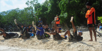 PCG officers and DOH personnel watched as boatmen, divers, pool attendants undergo strict water rescue exercises during the 5-day WASAR training held at CYC Reef in Coron Palawan. Photo from DOH MIMAROPA