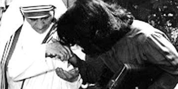 This file photo provided by Teresa R. Tunay, OCDS, shows Blessed Mother Teresa during her visit at the Home for the Dying Destitute in Tayuman, Sta. Cruz, Manila in March 1985. (PNA)