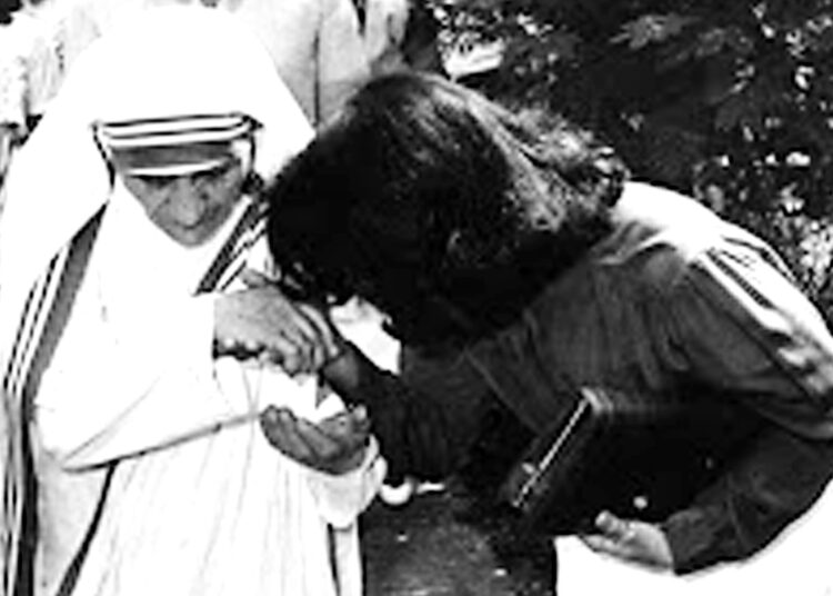 This file photo provided by Teresa R. Tunay, OCDS, shows Blessed Mother Teresa during her visit at the Home for the Dying Destitute in Tayuman, Sta. Cruz, Manila in March 1985. (PNA)
