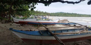 Mga bangka dinala na sa mataas na bahagi ng baybayin