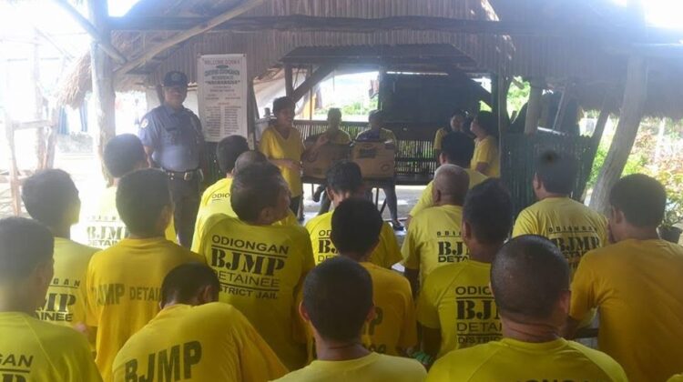 Mga guro sa isang paaralan sa San Andres, namigay ng pagkain sa mga inmates