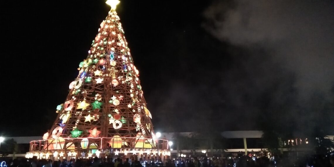 Giant Christmas Tree sa Alcantara; pinailawan na