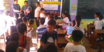 Mga pulis sa Alcantara, namigay ng papel at lapis sa mga estudyante