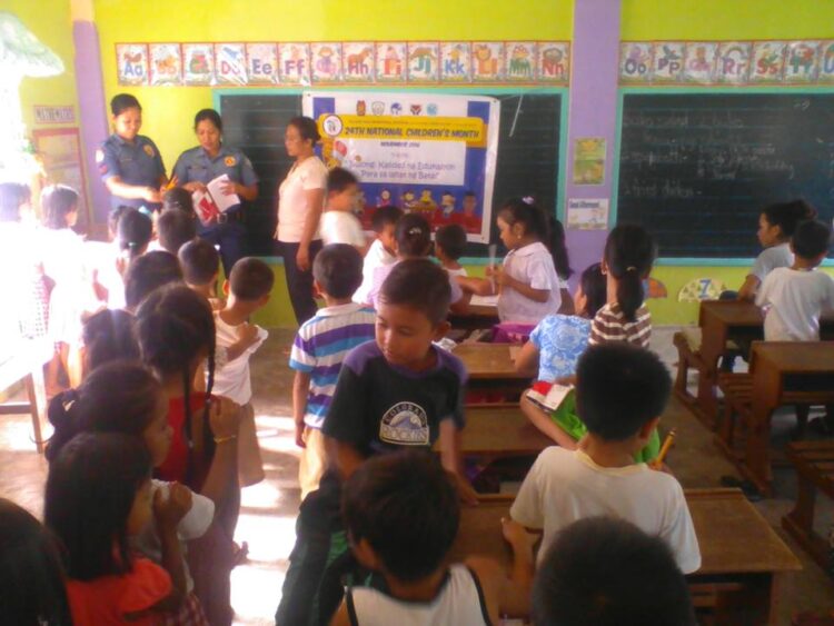 Mga pulis sa Alcantara, namigay ng papel at lapis sa mga estudyante