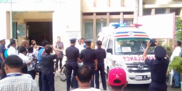 Pinangunahan ni Mayor Trina Firmalo-Fabic ang blessings ng bagong ambulansya ng Odiongan at ng dalawang bike patrol ng PNP. (Reden Escarilla, RNN)