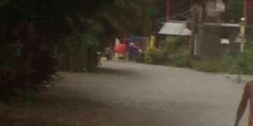 Kalsada sa Barangay Lonos, hindi madaanan dahil sa taga-tuhod na baha