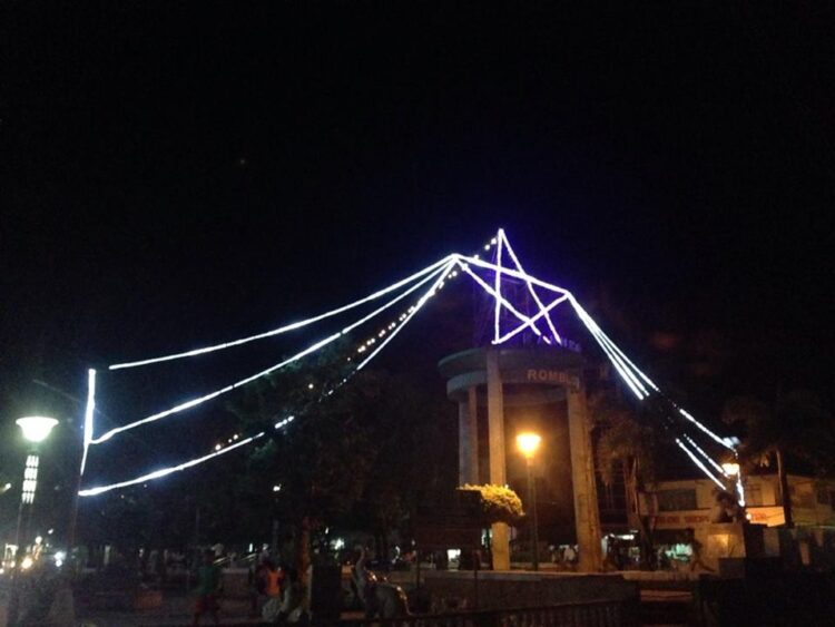 Malaking parol sa sentro ng Romblon, Romblon; atraksyon