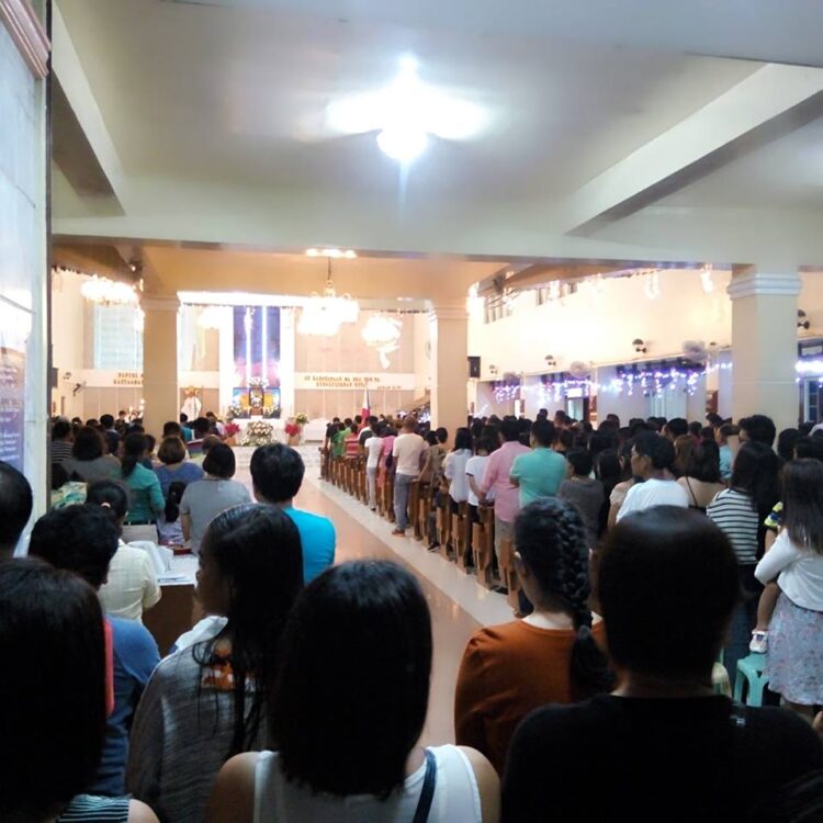 Sa kabila ng nagbabadyang masamang panahon, mga Romblomanon hindi napigilang magsimba