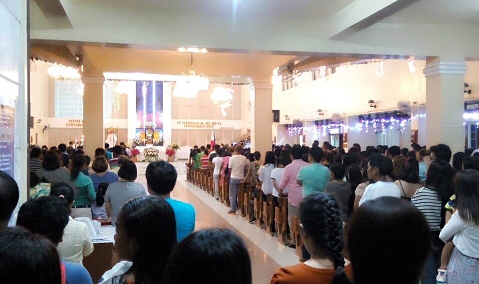 Sa kabila ng nagbabadyang masamang panahon, mga Romblomanon hindi napigilang magsimba