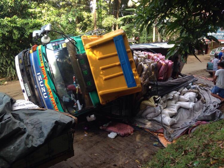10-Wheeler truck, tumagilid sa ginagawang kalsada sa Odiongan