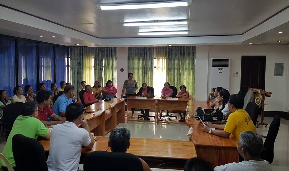 Mayor Fabic, pinulong ang mga fish vendors sa Odiongan para alamin kung bakit mahal ang isda