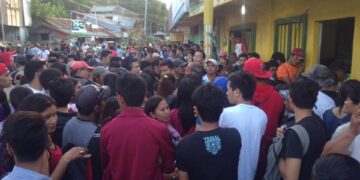 FILE PHOTO. Pila ng mga pasaherong paluwas ng Batangas sa Poctoy Port, mala-blockbuster.
