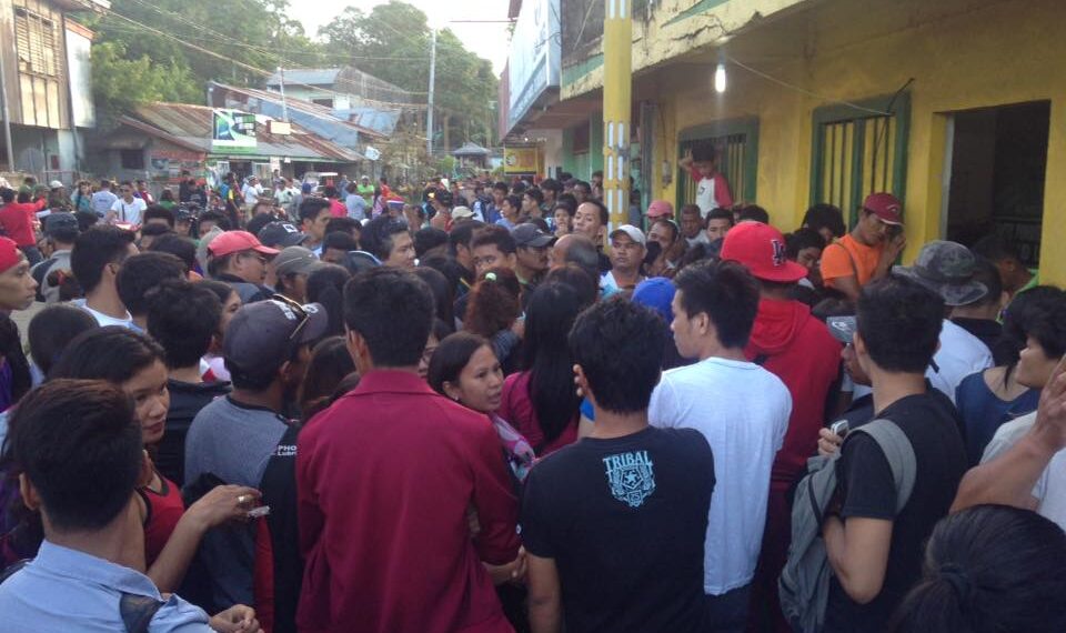 FILE PHOTO. Pila ng mga pasaherong paluwas ng Batangas sa Poctoy Port, mala-blockbuster.