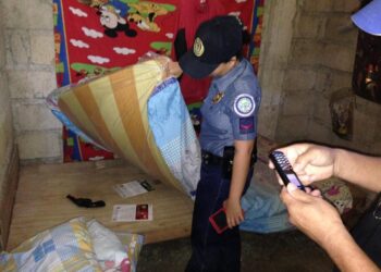 FILE. Baril at mga drug paraphernalia, nakuha sa bahay ni Erwin Selodio sa Odiongan noong April 2016.