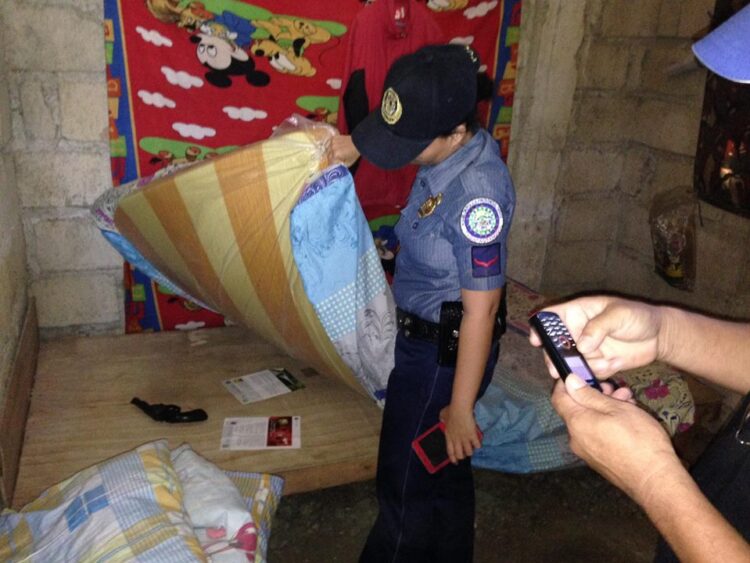 FILE. Baril at mga drug paraphernalia, nakuha sa bahay ni Erwin Selodio sa Odiongan noong April 2016.
