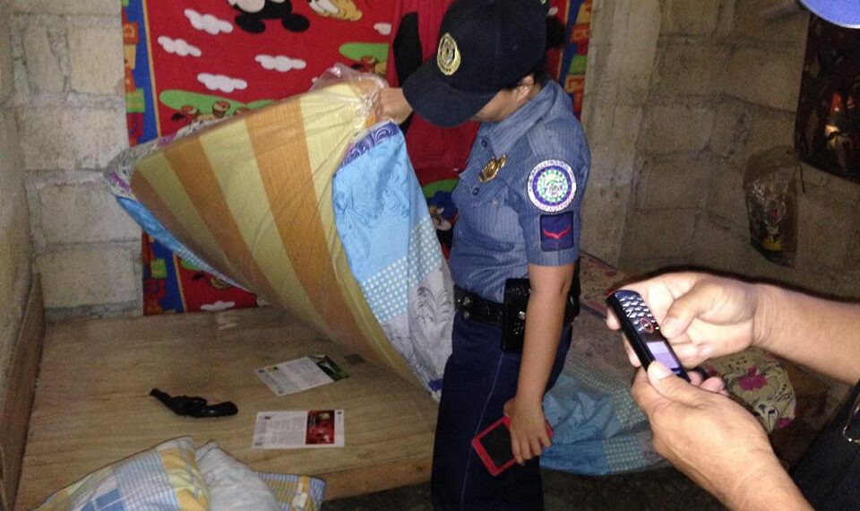 FILE. Baril at mga drug paraphernalia, nakuha sa bahay ni Erwin Selodio sa Odiongan noong April 2016.