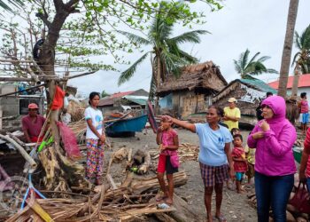In Sta. Cruz, Marinduque, #NinaPH damaged a government hospital and flattened houses to the ground. Vice President Leni Robredo continues to extend help as residents start rebuilding their homes.