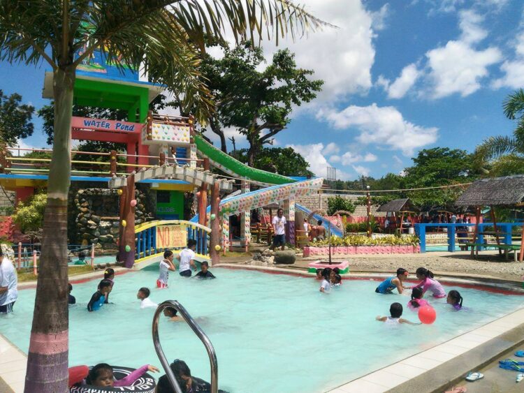 Ilang pamilya, nagpalipas ng Huwebes Santo sa mga resorts