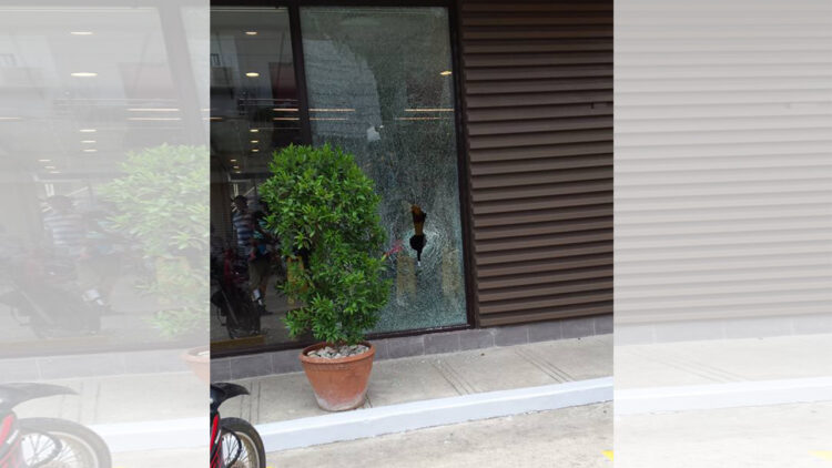 Salamin ng building ng Jollibee at RRJ, binasag ng lalaki