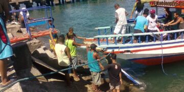 Bangka, sumalpok sa pantalan sa San Agustin, Romblon