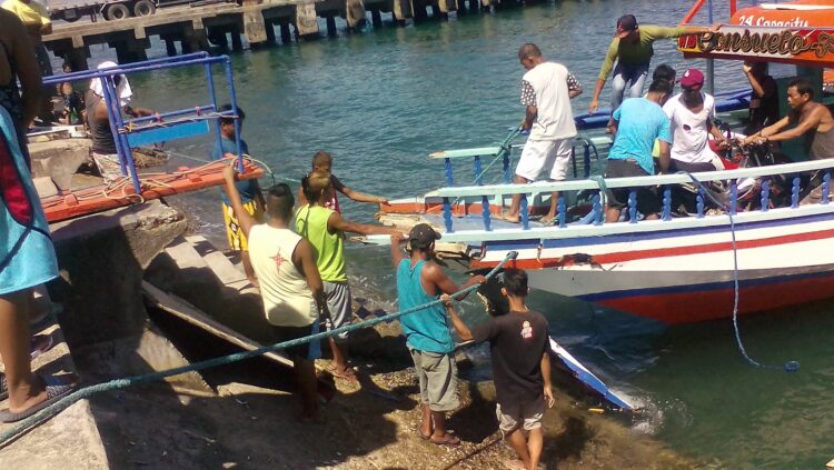 Bangka, sumalpok sa pantalan sa San Agustin, Romblon