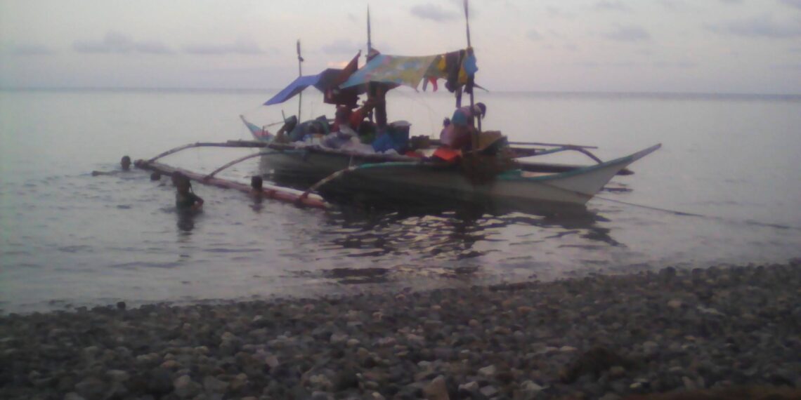 Bangkang galing Masbate patungong Palawan, dumaong sa Alcantara upang umiwas sa malalakas na alon