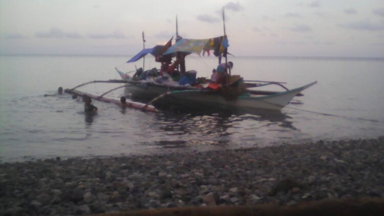 Bangkang galing Masbate patungong Palawan, dumaong sa Alcantara upang umiwas sa malalakas na alon