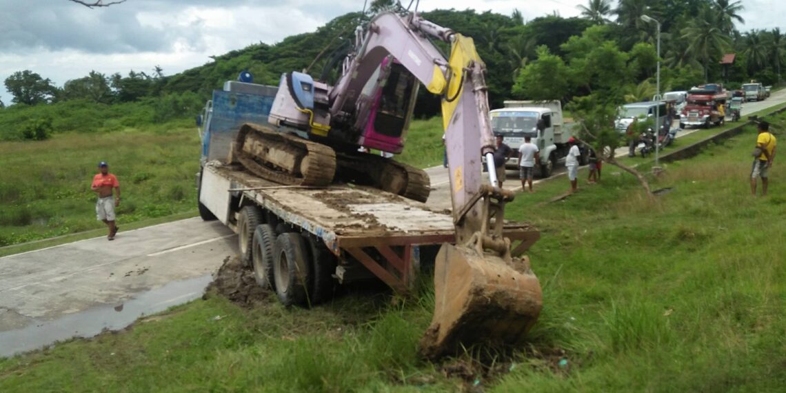 Truck na may kargang backhoe, humarang sa kalsada; Mga motoristra na-stranded