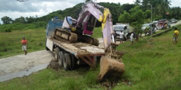 Truck na may kargang backhoe, humarang sa kalsada; Mga motoristra na-stranded