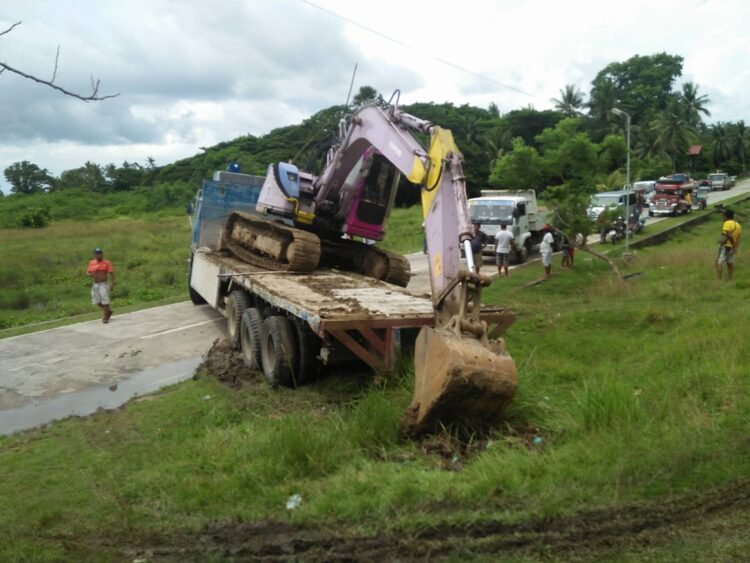 Truck na may kargang backhoe, humarang sa kalsada; Mga motoristra na-stranded